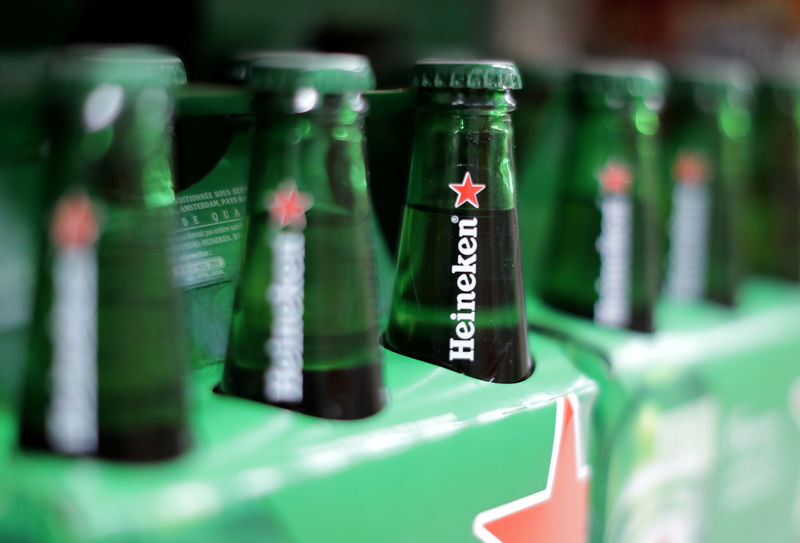 © Reuters. Cervejas da Heineken vistas em mercado na França