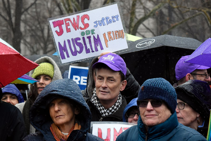 © Reuters. People participate in a protest against U.S. President Donald Trump's immigration policy at the Jewish Rally for Refugees in New York City