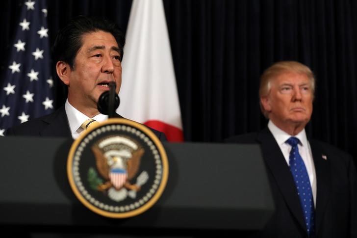 © Reuters. Premiê japonês, Shinzo Abe, e o presidente dos EUA, Donald Trump