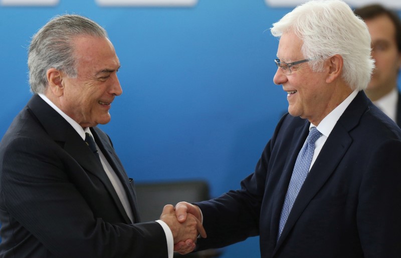 © Reuters. Brazil's President Michel Temer greets the Minister of the General Secretary of the Presidency of Brazil, Wellington Moreira Franco during  the inauguration ceremony of the new Ministers, at the Planalto Palace in Brasilia