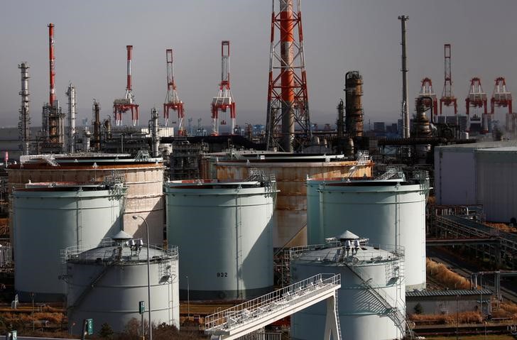 © Reuters. НПЗ компании JX Nippon Oil & Energy Corp в Йокогаме