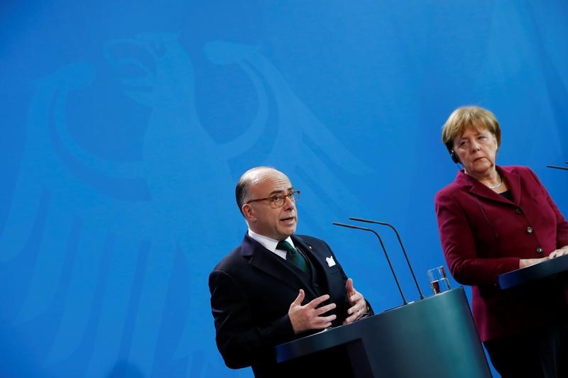 © Reuters. German Chancellor Angela Merkel and French Prime Minister Bernard Cazeneuve address a news conference at the Chancellery in Berlin