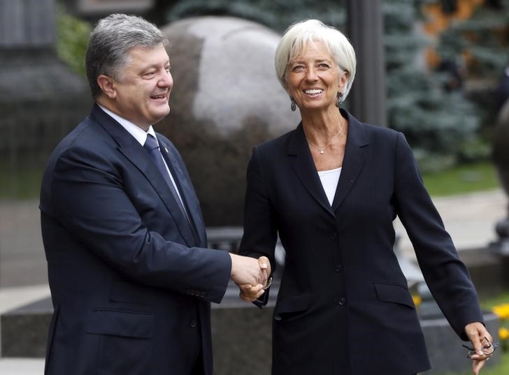 © Reuters. Президент Украины Петр Порошенко приветствует главу МВФ Кристин Лагард перед переговорами в Киеве