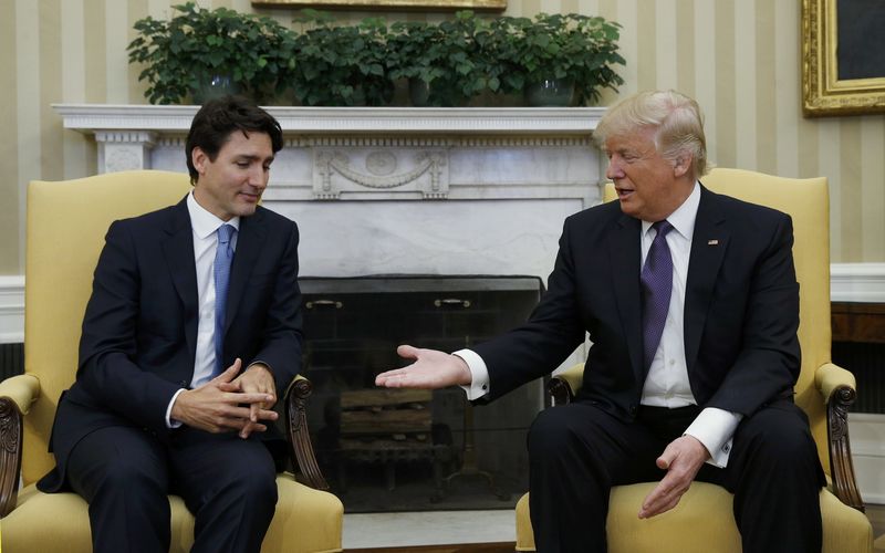 © Reuters. Canadian Prime Minister Trudeau meets with U.S. President Trump at the White House in Washington