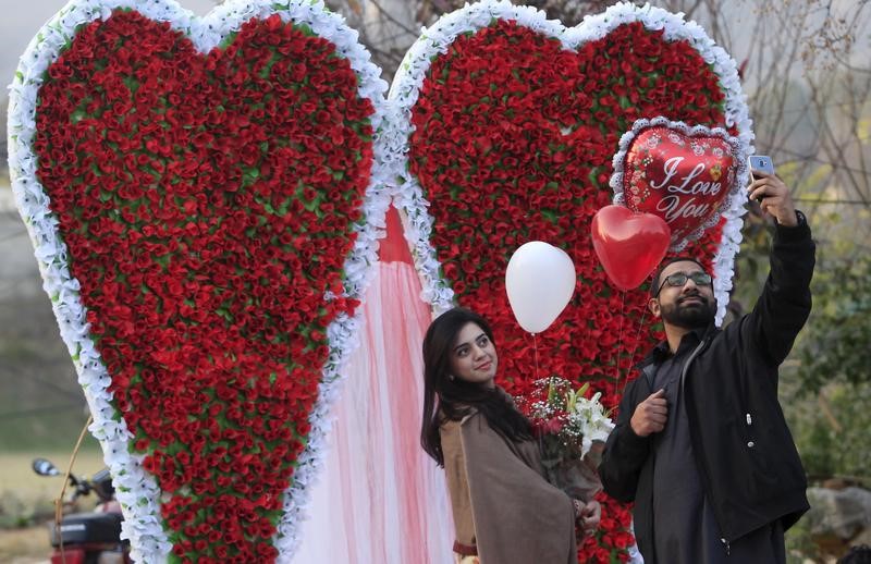 © Reuters. تأجيل الاحتفال بعيد الحب يوفر الكثير من الأموال