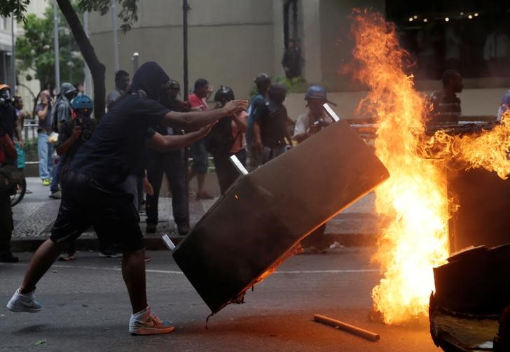 © Reuters. Manifestantes protestam diante da Assembleia Legislativa do Rio de Janeiro