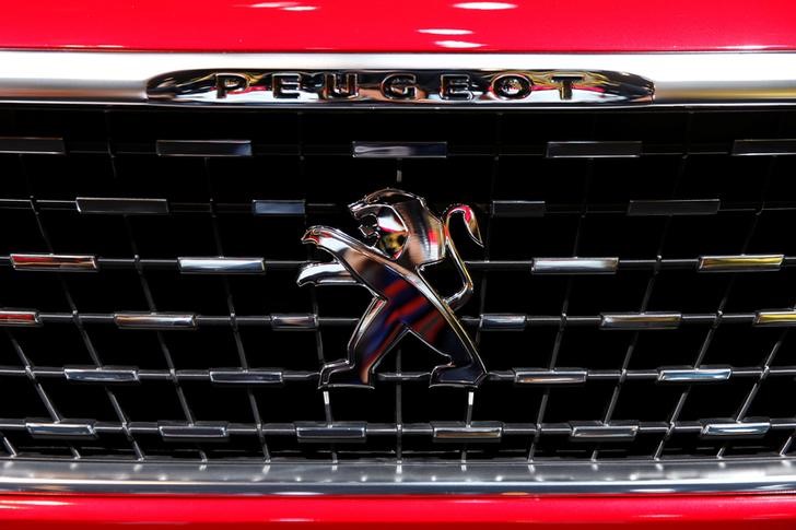 © Reuters. A Peugeot car logo is seen on media day at the Paris auto show