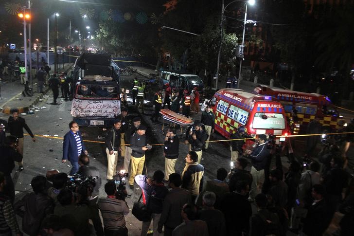 © Reuters. Policiais e equipes de socorro trabalham no local de explosão em Lahore