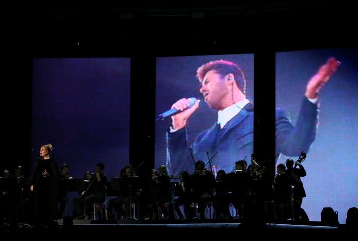 © Reuters. Adele durante homenagem a George Michael no Grammy em Los Angeles