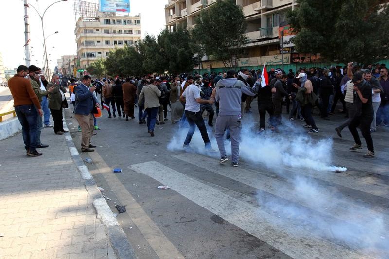 © Reuters. تحليل- احتجاجات بغداد الدامية علامة على تجدد صراع الشيعة على السلطة