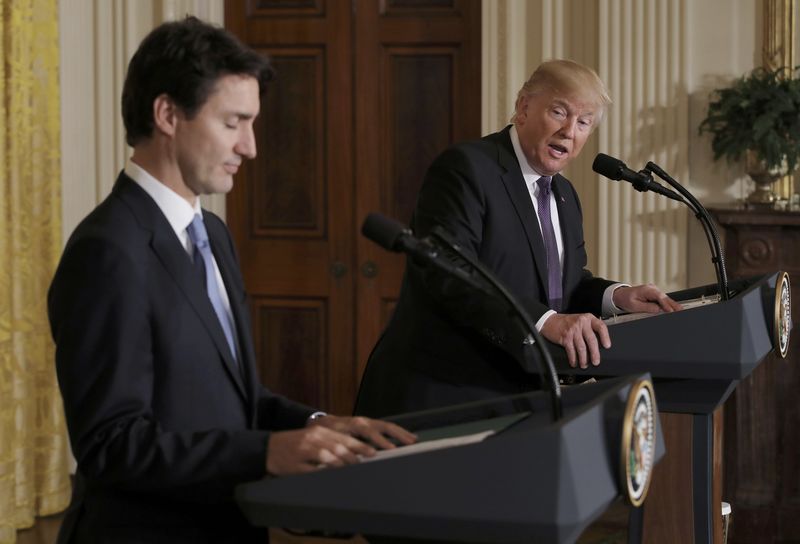 © Reuters. Canadian Prime Minister Trudeau and U.S. President Trump participate in joint news conference at the White House in Washington