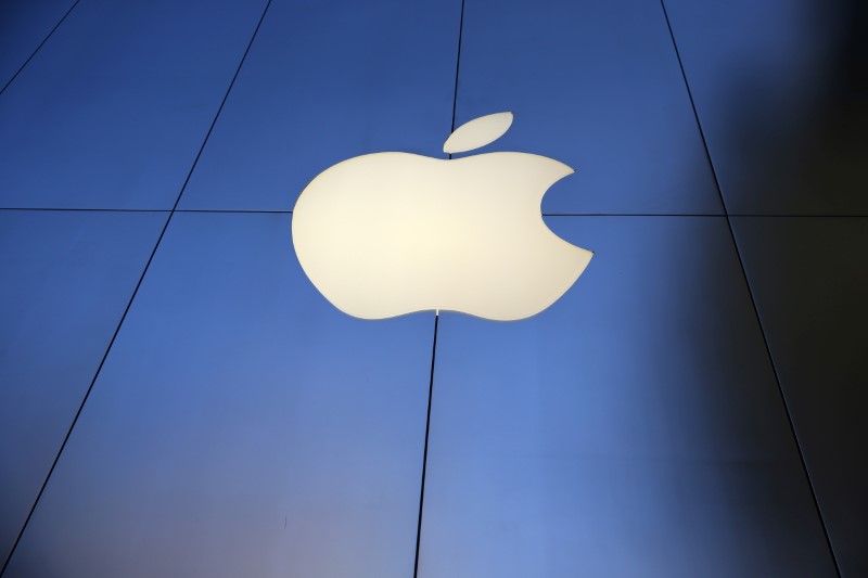 © Reuters. The Apple Inc. store is seen on the day of the new iPhone 7 smartphone launch in Los Angeles