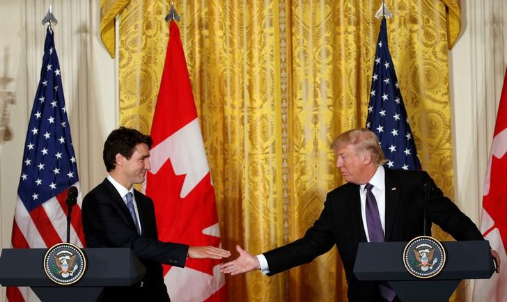 © Reuters. Trudeau e Trump se cumprimentam na Casa Branca