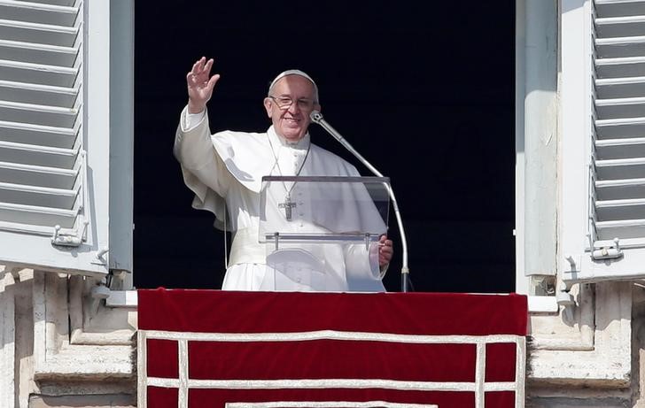 © Reuters. Papa Francisco saúda fiéis na Praça São Pedro