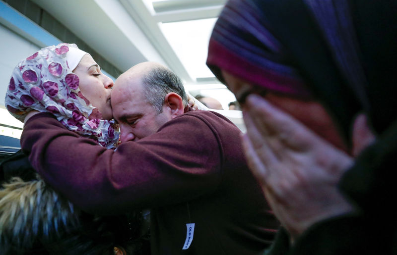 © Reuters. Syrian refugee Baraa Haj Khalaf kisses her father Khaled as her mother Fattoum cries after arriving at O'Hare International Airport in Chicago