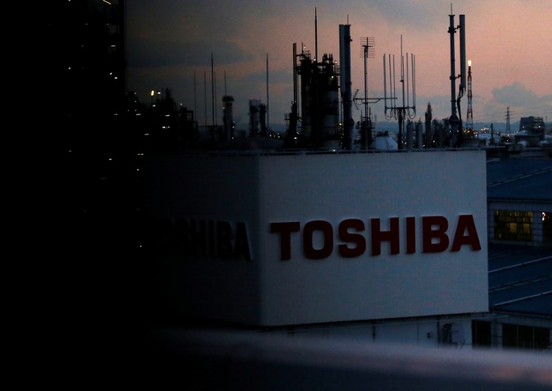 © Reuters. The logo of Toshiba Corp. is seen at the company's facility in Kawasaki, Japan