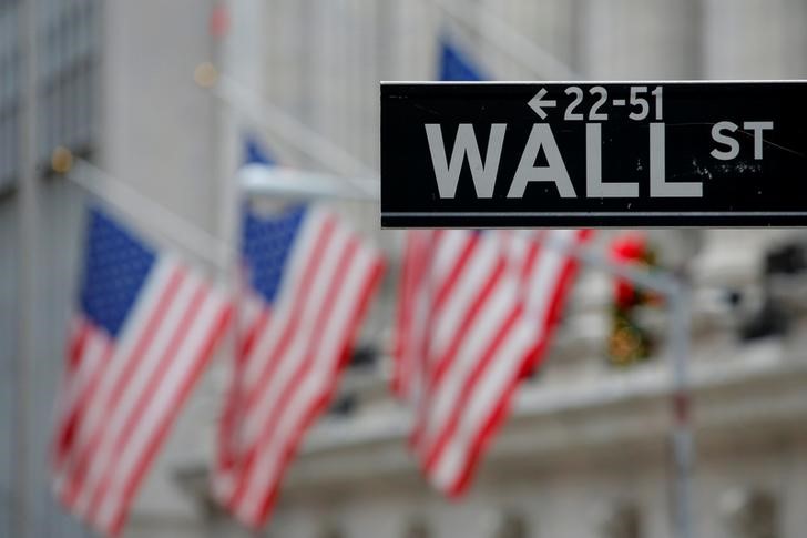 © Reuters. Указатель на Уолл-стрит у здания Нью-Йоркской фондовой биржи