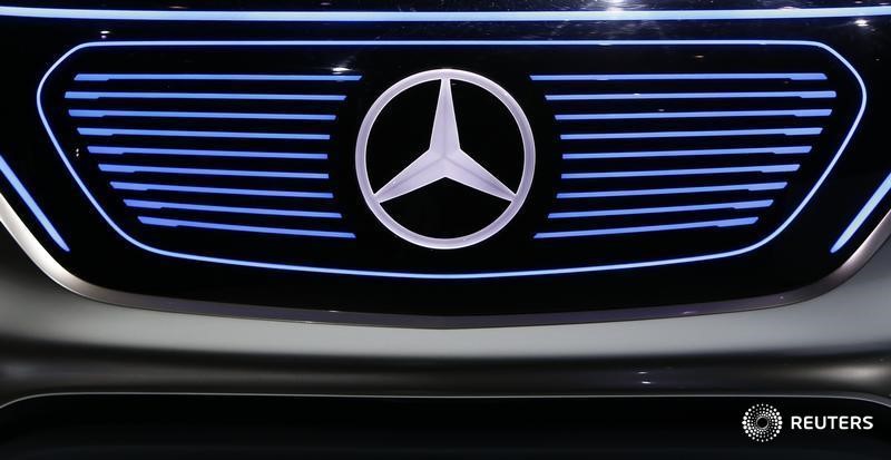 © Reuters. The Mercedes logo is pictured before the annual news conference of Daimler AG in Stuttgart