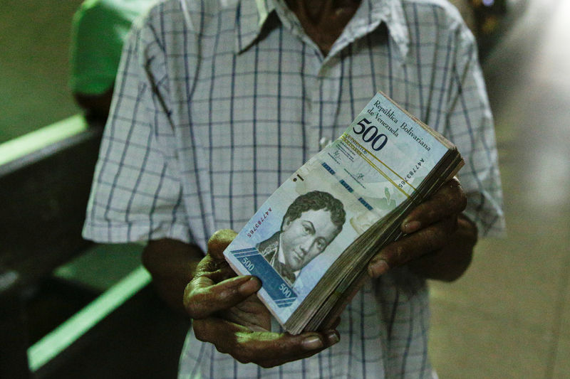 © Reuters. Encuentran 25 toneladas de billetes venezolanos en una vivienda de Paraguay