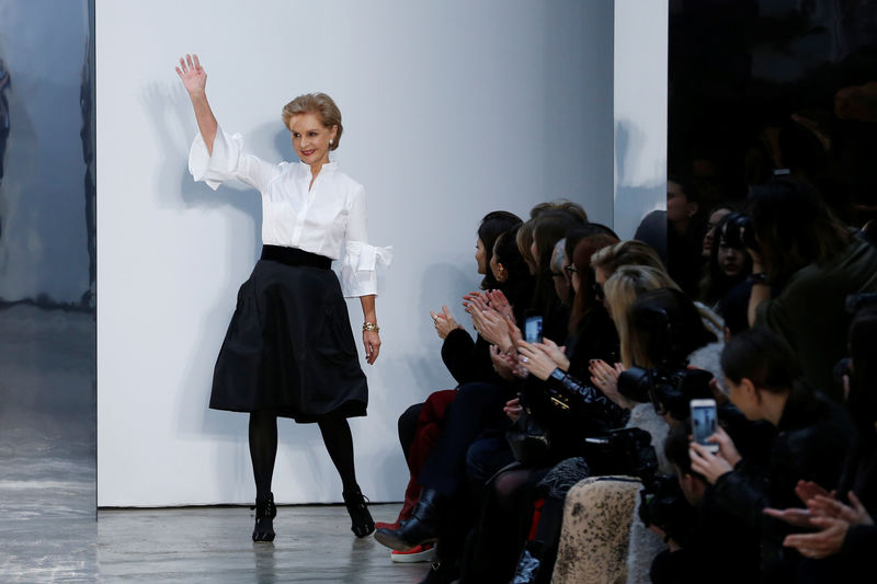 © Reuters. Foto del lunes de la diseñadora Carolina Herrera saludando tras la presentación de una colección en la Semana de la Moda de Nueva York en Manhattan