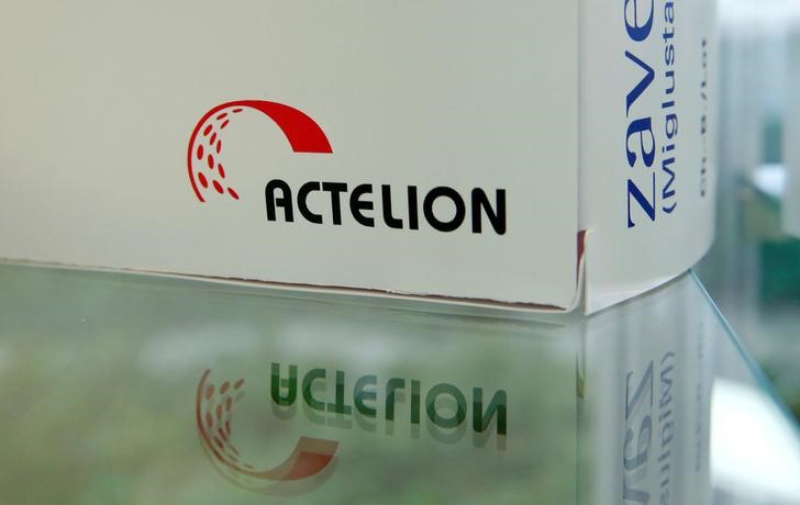 © Reuters. Swiss biotech company Actelion's logo is seen on a dummy package of medication displayed at the company's headquarters in Allschwil
