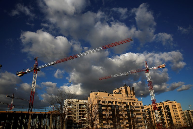 © Reuters. Cranes are seen at a construction site in north Madrid