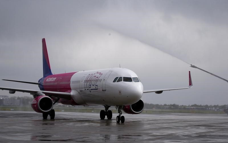 © Reuters. Wizz Air Airbus 321 aircraft taxis at the Chopin International Airport in Warsaw