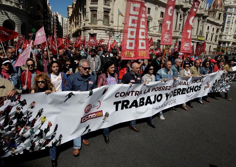 © Reuters. Los sindicatos convocan movilizaciones en España por empleo y salario dignos