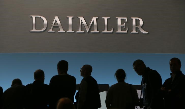 © Reuters. Journalists wait for the arrival of Daimler CEO Zetsche before the car maker's annual news conference in Stuttgart