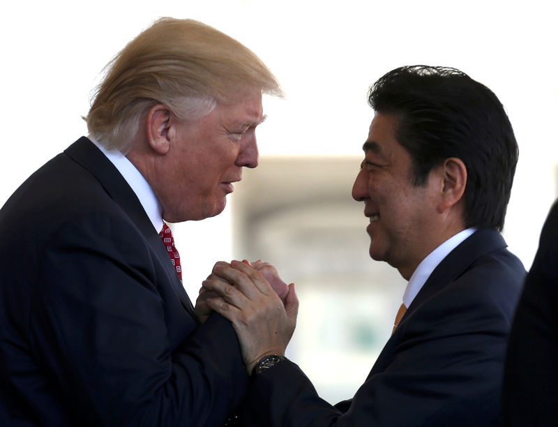 © Reuters. Abe: Japón y EEUU delegaron en sus expertos la cuestión de la divisas