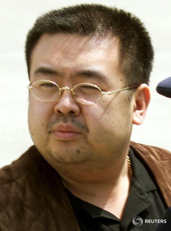 © Reuters. Человек, который, возможно, является братом лидера КНДР Ким Чен Ына, во время депортации из Японии в аэропорту Нарита