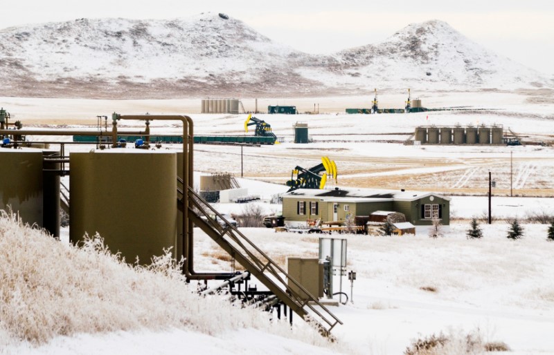 © Reuters. Pumpjacks and other infrastructure for producing oil dot fields outside of Watford City