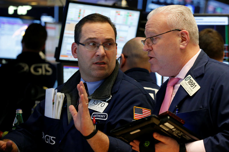 © Reuters. Traders work on the floor of the NYSE