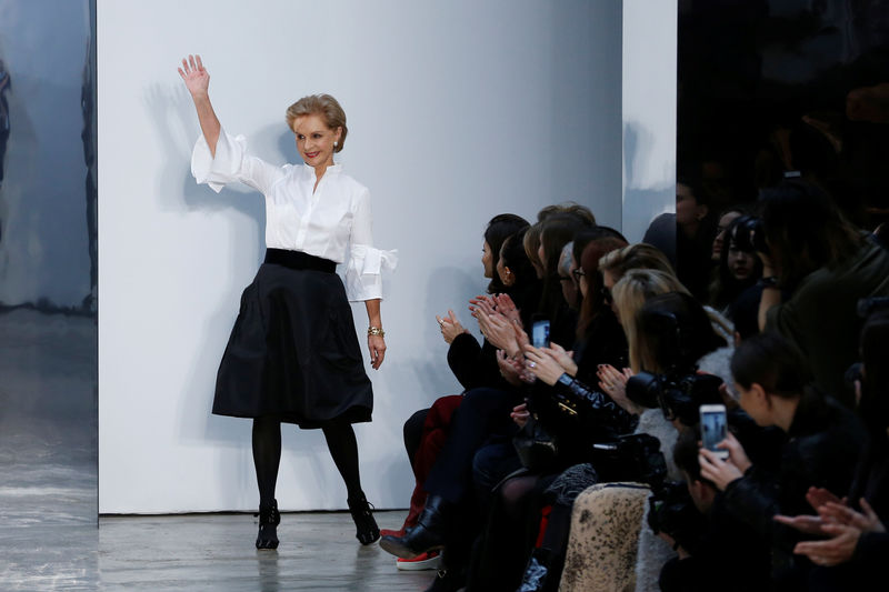 © Reuters. Estilista Carolina Herrera durante desfile em Nova York