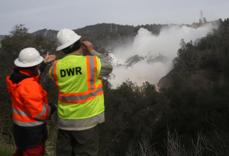 © Reuters. Staff with the California Department of Water Resources watch as water is released from the Lake Oroville Dam after an evacuation was ordered for communities downstream from the dam in Oroville, California