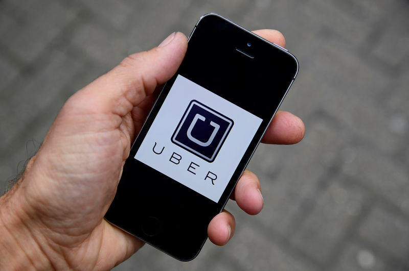 © Reuters. Logo do Uber visto em celular