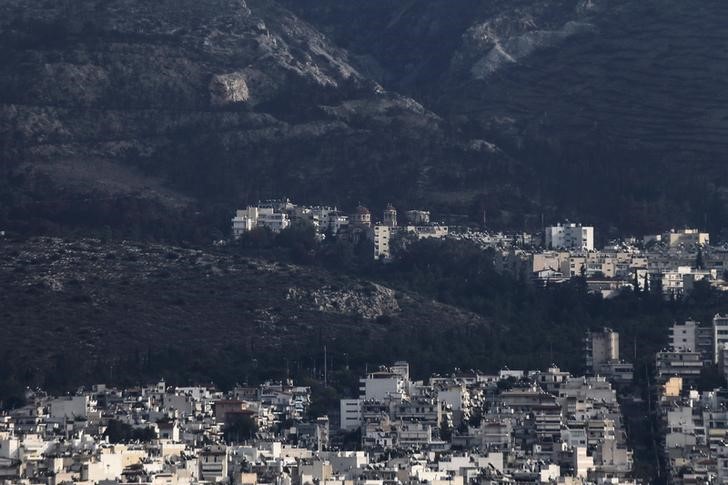 © Reuters. Buildings are seen at the foothills of Hymettus mountain in Athens, Greece