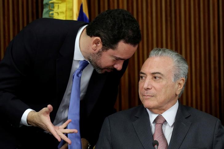 © Reuters. Ministro interino do Planejamento, Dyogo Oliveira, conversa com presidente Michel Temer durante evento em Brasília