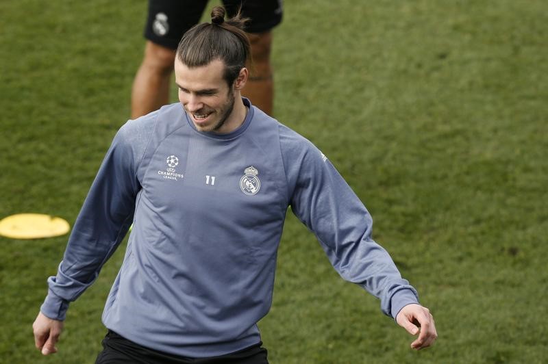 © Reuters. Zidane no pondrá en riesgo a Bale ante el Nápoles