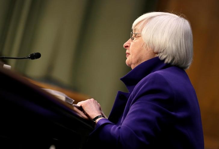 © Reuters. Глава ФРС США Джанет Йеллен выступает в Вашингтоне