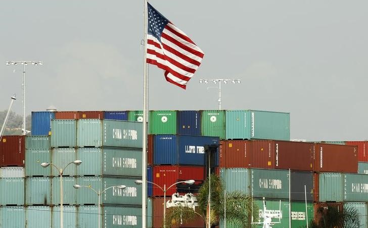 © Reuters. Контейнеры China Shipping в Лос-Анджелесе
