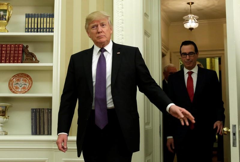 © Reuters. U.S. President Donald Trump arrives with Steve Mnuchin to swear him in as Treasury Secretary in the White House