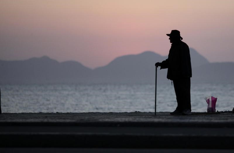 © Reuters. Idoso contempla o mar em Copacabana, no Rio de Janeiro