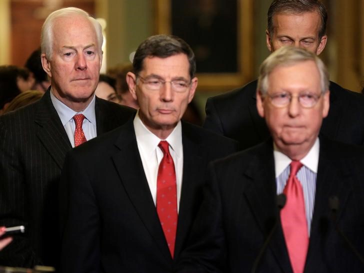 © Reuters. Senadores John Cornyn, John Barrasso e Mitch McConnell falam em Washington