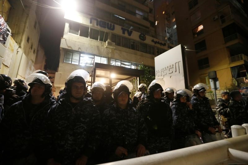 © Reuters. محتجون يهاجمون مقر قناة تلفزيونية لبنانية