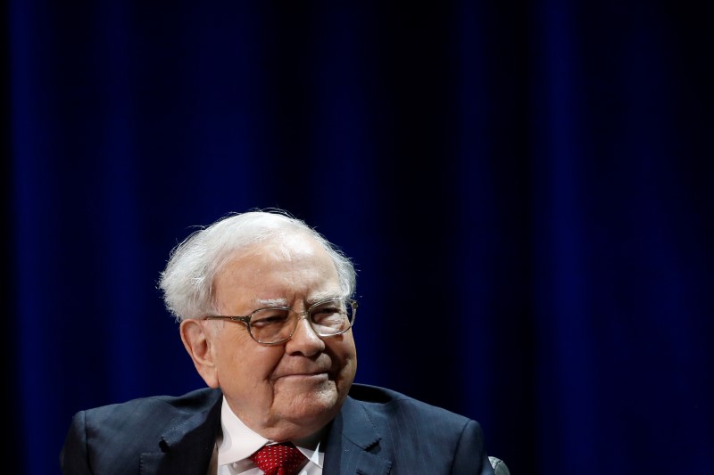 © Reuters. Warren Buffett, chairman and CEO of Berkshire Hathaway, smiles before speaking with Bill Gates (not pictured), at Columbia University in New York