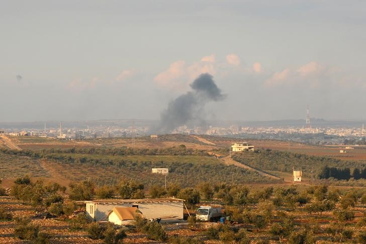 © Reuters. Smoke rises after strikes on rebel-held Deraa city