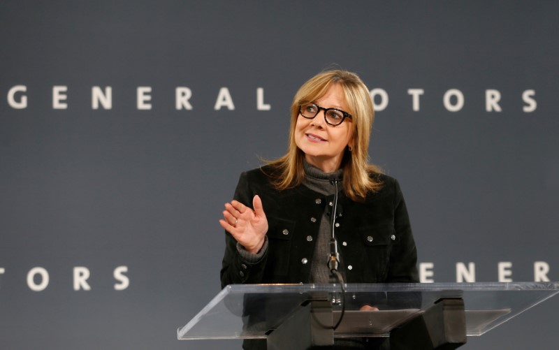 © Reuters. General Motors Chairman and CEO Mary Barra announces that Chevrolet will begin testing a fleet of Bolt autonomous vehicles in Michigan during a news conference in Detroit