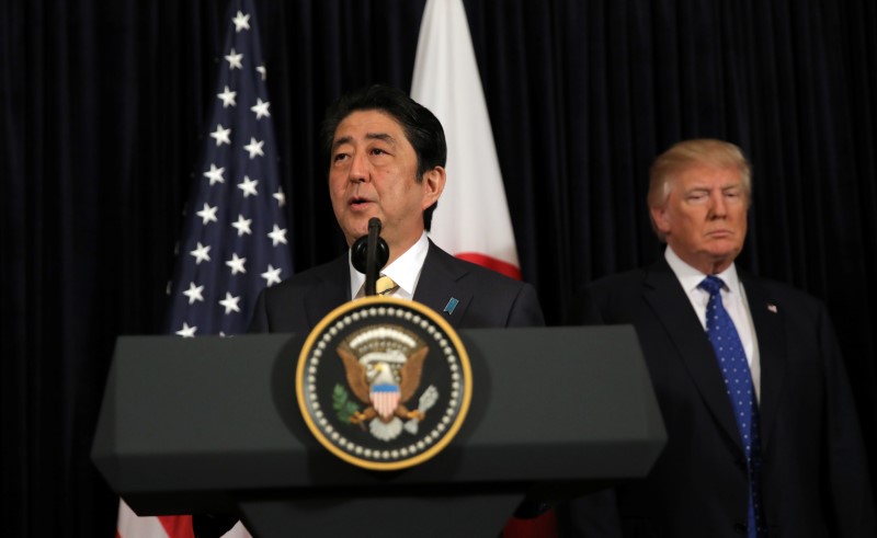 © Reuters. Japanese Prime Minister Shinzo Abe delivers remarks on North Korea accompanied by U.S. President Donald Trump at Mar-a-Lago club in Palm Beach, Florida U.S.