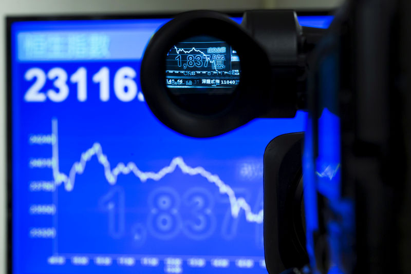 © Reuters. FILE PHOTO: An electric display chart showing the afternoon trading trend of the blue chip Hang Seng Index is seen through a camera at a brokerage in Hong Kong